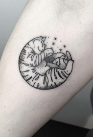 小臂黑色点刺可爱的睡觉猫纹身图案
