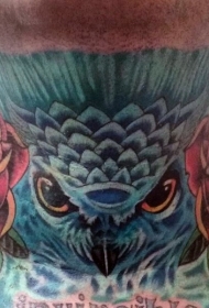 颈部old school蓝色猫头鹰纹身图案