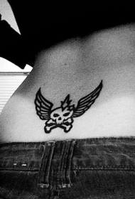 腰部黑色骷髅与翅膀简约纹身图案