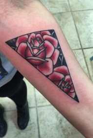 手臂彩色简单的三角形与红玫瑰纹身
