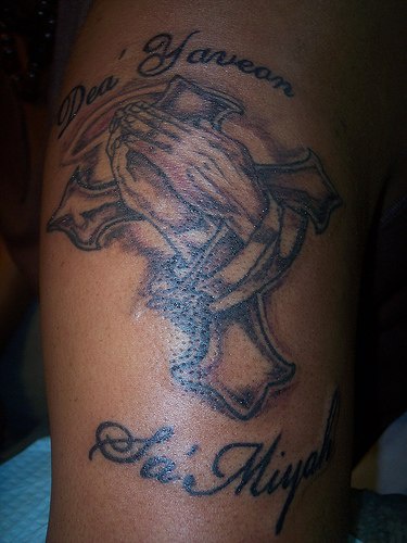 十字架与祈祷的手字母纹身图案