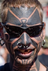 脸部大面积黑色块纹身图案