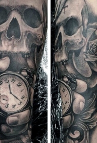神秘设计的黑白骷髅与花朵时钟手臂纹身图案