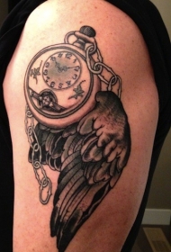 大臂黑色鸟翅膀与铁链时钟纹身图案