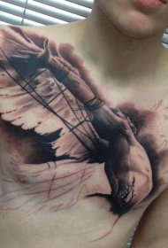胸部飞行的男子与翅膀纹身图案