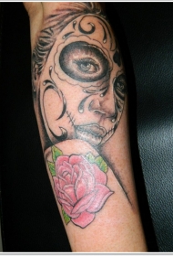 手臂彩色脸部图腾纹身图案