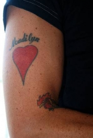 手臂爱心情人的名字字母纹身图案