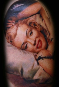 肩部彩色照片欧美女子写实纹身图案