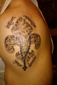 肩部灰色石雕风鸢尾与十字架纹身图案