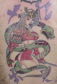 腿部彩色日本武士与绿蛇纹身图案