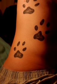 三个狗爪印纹身图案