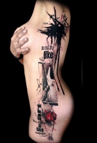 女性腰侧彩色个性字母纹身图案