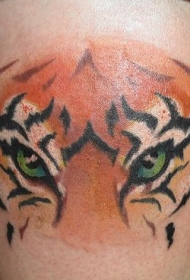 腿部彩色逼真的绿虎眼睛纹身图案