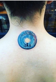 背部圆形卡通小女孩与猫纹身图案