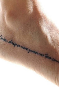 女性脚背英文字母纹身图案