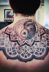 背部有趣的大花形装饰与猫头鹰纹身图案