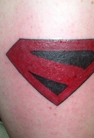腿部彩色奇怪的超人标志纹身图片