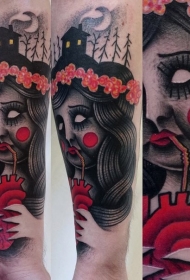 手臂老派学校风格的女人与心脏纹身