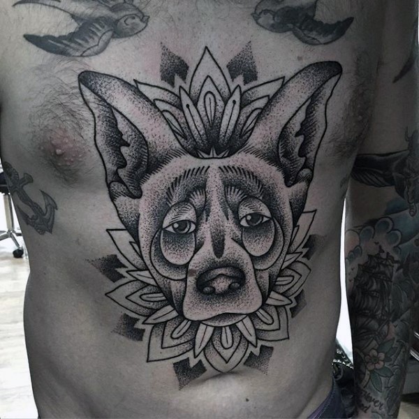 腹部黑色线条点刺原始狗纹身图案