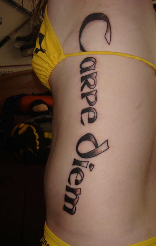 腰侧黑棕色字母纹身图案