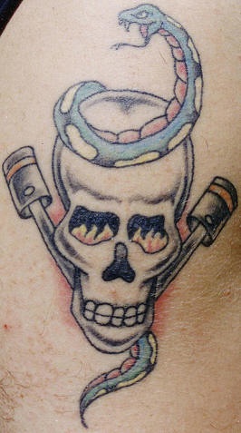 彩色小传统骷髅蛇纹身图案