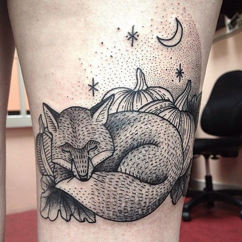 大腿黑白线条点刺睡眠狐狸纹身图案