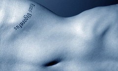 女性胸部黑色字母纹身图案