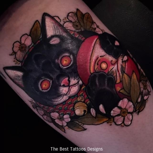 黑色的猫和日式达摩花卉纹身图案