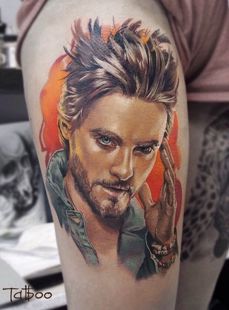 腿部彩色逼真男子肖像纹身图案