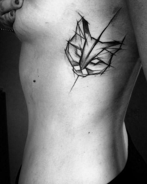 侧肋迷你黑色线条猫素描纹身图案