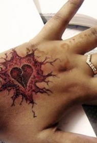 手部棕色破碎的心纹身图案