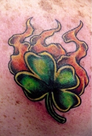 火焰中的四叶草纹身图案