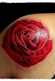 肩部典型的彩绘红玫瑰纹身图案
