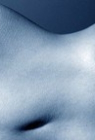 女性胸部黑色字母纹身图案