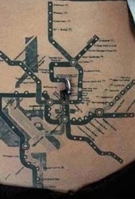 腹部很酷的城市地铁地图纹身图案