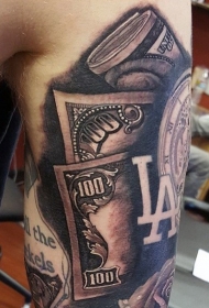 手臂黑棕色美元钞票与时钟纹身图案