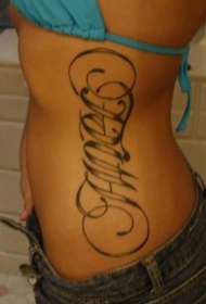 腰侧英文花体大卷曲风格纹身图案