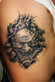 残忍的恶魔皮肤撕裂纹身图案
