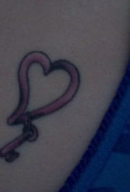 肩部彩色爱心钥匙纹身图案