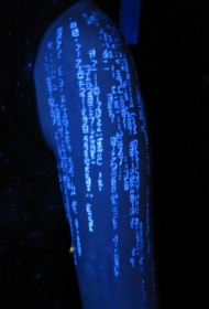 手臂矩阵式字符荧光纹身图案