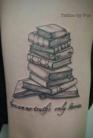 手臂简约苍白的厚书与英文字母纹身