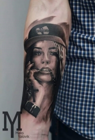 手臂棕色戴帽子的女人肖像纹身图案