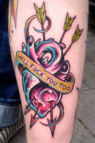 腿部彩色射箭心脏纹身图案