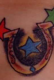 肩部彩色马蹄铁与五角星纹身图片