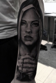 神秘黑色宗教风格人像与十字架纹身图案