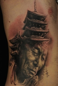 侧肋写实的亚洲和尚肖像结合寺庙纹身图案