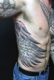 侧肋巨大的黑灰翅膀字母纹身图案