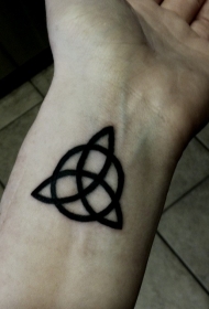手腕黑色线条凯尔特结纹身图案