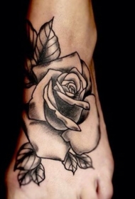 脚背黑色和白色块状玫瑰花纹身图案
