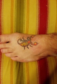 男性脚背色彩丰富的蝎子纹身图案